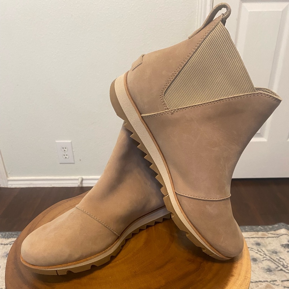 SOREL Women’s Hiking Boots Size 9.5